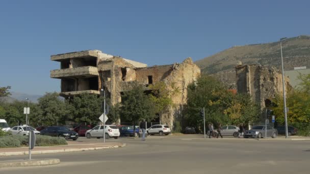 Verkeer Nabij Beschadigde Gebouwen Mostar — Stockvideo