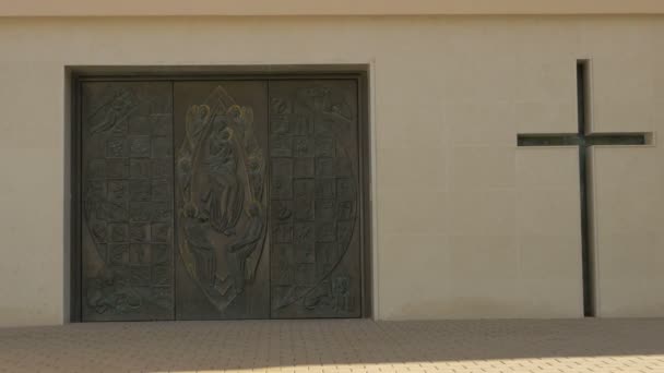 Bronze Sculpture Cross Wall Mostar — Vídeo de stock