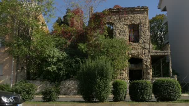 モスタルの木に囲まれた廃墟の建物 — ストック動画