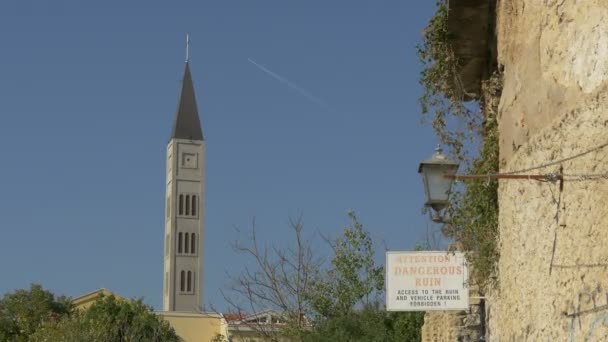 Katolska Kyrkans Torn Och Varningsskylt Mostar — Stockvideo