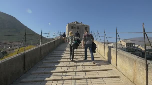 Casal Caminhando Stari Most Mostar — Vídeo de Stock