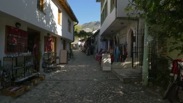 Smalle Straat Met Souvenirwinkels Mostar — Stockvideo