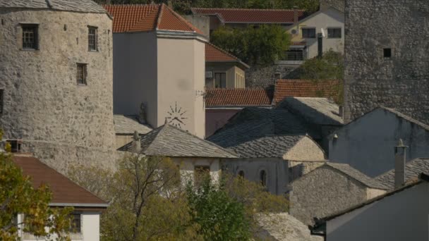 Zwei Türme Und Traditionelle Gebäude Mostar — Stockvideo