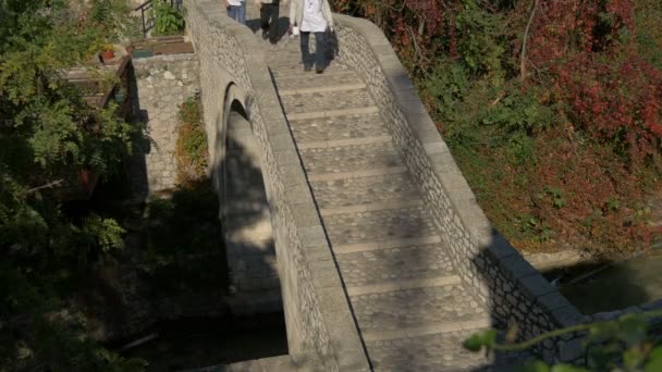 Caminando Sobre Puente Torcido Mostar — Vídeo de stock