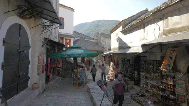 Paseando Por Tiendas Una Calle Empedrada Mostar — Vídeos de Stock