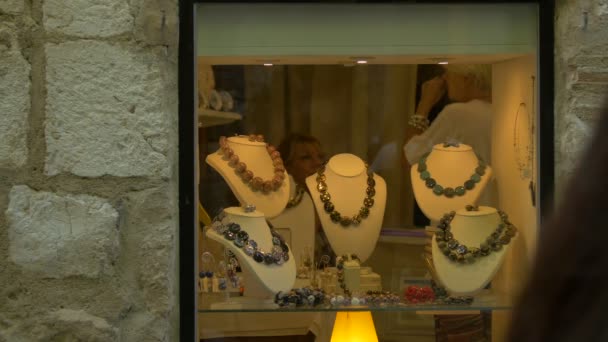 Halsketten Einem Schaufenster — Stockvideo