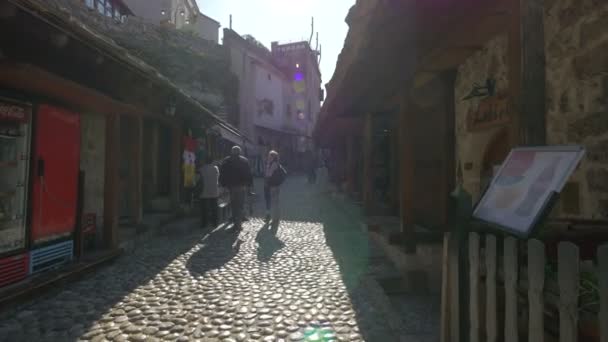 Calle Kujundziluk Con Restaurante Labirint Mostar — Vídeos de Stock