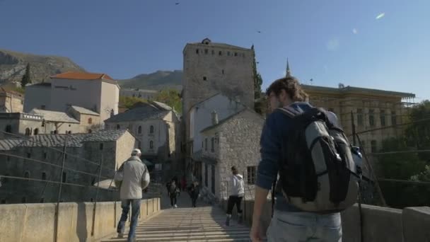 Caminhando Stari Most Mostar — Vídeo de Stock