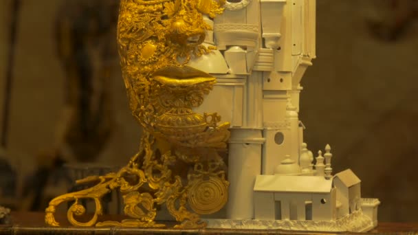 Tilt Golden Sculpture — Video