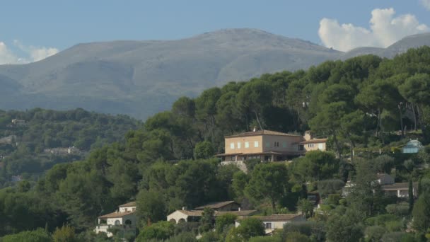 Casas Uma Colina Arborizada — Vídeo de Stock