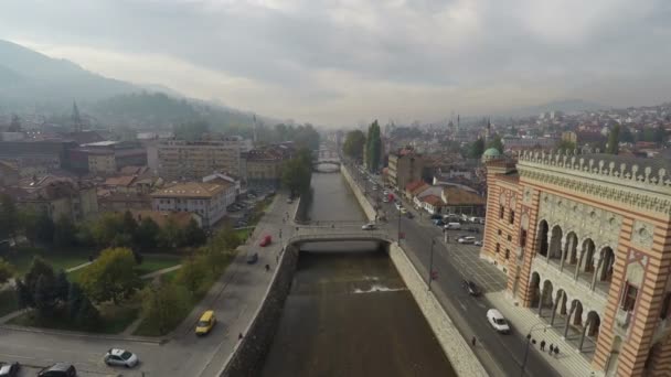 Luchtfoto Van Rivier Miljacka Het Stadhuis — Stockvideo