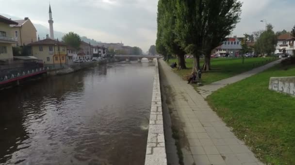 Aérea Personas Relajándose Largo Del Río Miljacka — Vídeos de Stock