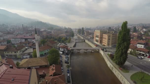 Luftaufnahme Von Sarajevo Mit Dem Fluss Miljacka — Stockvideo