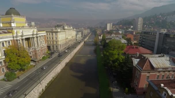 Aérea Del Río Edificio Universidad Sarajevo — Vídeos de Stock