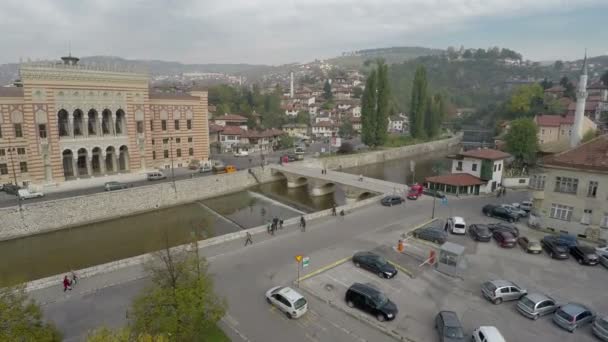 Aérea Del Ayuntamiento Del Río Miljacka — Vídeos de Stock