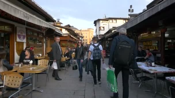 Açık Hava Restoranları Olan Bir Sokakta Yürüyorum — Stok video