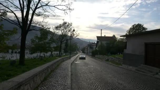 Mezarlığın Yakınındaki Cobblestone Caddesi — Stok video