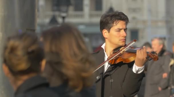 Joven Tocando Violín — Vídeo de stock