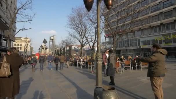 Gente Caminando Sentada Una Plaza — Vídeos de Stock
