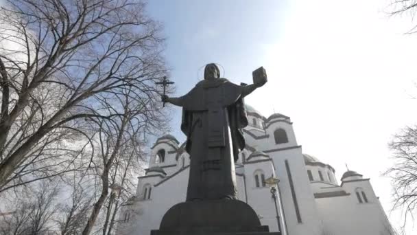 Estatua Religiosa Frente Una Iglesia — Vídeos de Stock