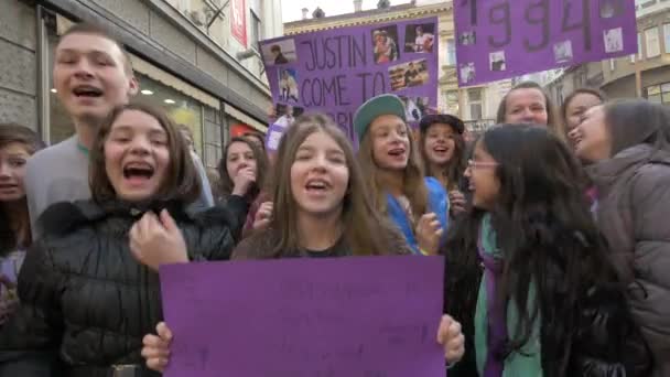 Justin Bieber Fans Singing — Stock Video