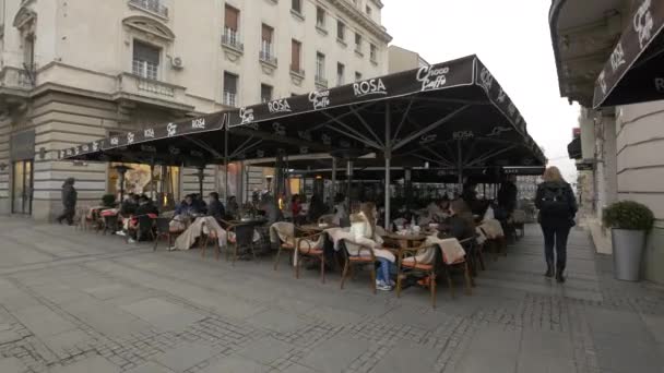 Mensen Zitten Een Autdoor Restaurant — Stockvideo