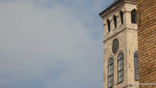 時計塔とレンガの壁 — ストック動画