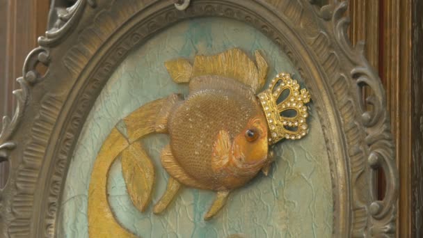 Goldener Fisch Mit Krone Auf Einem Vintage Teller — Stockvideo