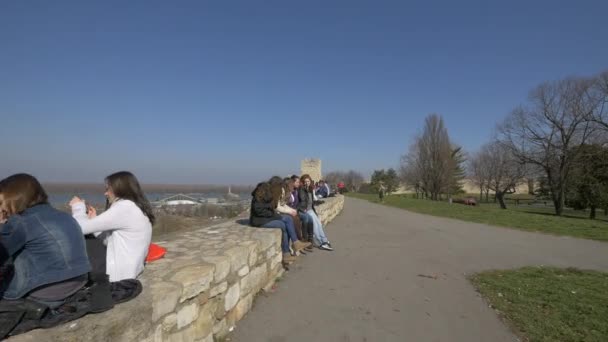 Perete Piatră Oameni Așezați — Videoclip de stoc