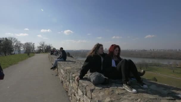 Люди Отдыхают Каменной Стене — стоковое видео