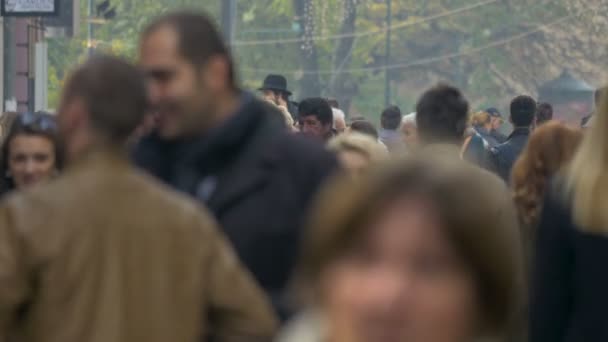 Pessoas Andando Uma Rua — Vídeo de Stock