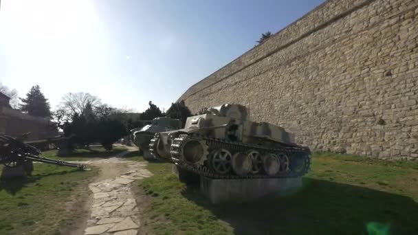 Tanque Militar Una Fortaleza — Vídeo de stock