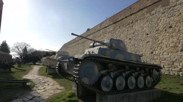 Militära Stridsvagnar Vid Belgrads Fästning — Stockvideo