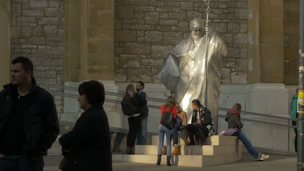 Menschen Der Nähe Der Statue Von Karol Wojtyla — Stockvideo