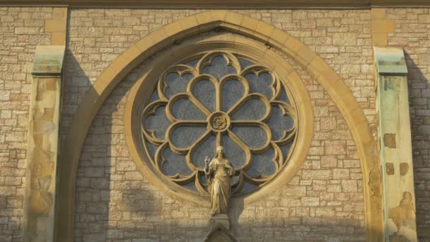 Jesus Christus Skulptur Und Ein Rosenfenster — Stockvideo