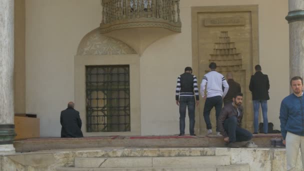 穆斯林在Gazi Husrev Beg清真寺祈祷 — 图库视频影像