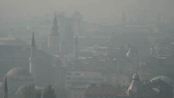 大雾天气下萨拉热窝的建筑物 — 图库视频影像