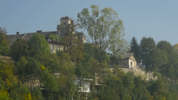 Jajce Kasarna Hinter Bäumen Gesehen — Stockvideo