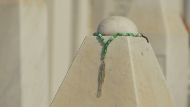 白色大理石柱子上的祈祷珠 — 图库视频影像