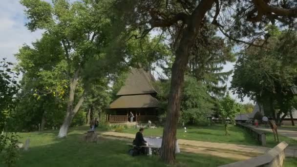 Touristen Besuchen Eine Holzkirche — Stockvideo