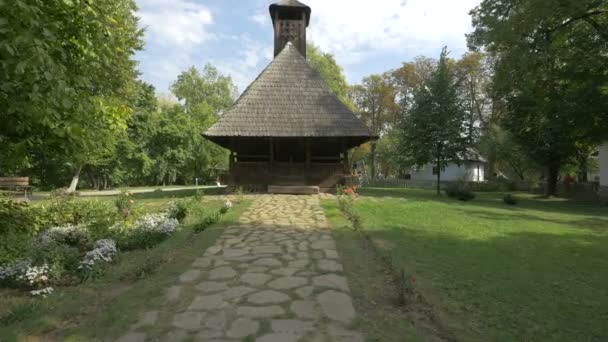 Allee Die Einer Hölzernen Kapelle Führt — Stockvideo