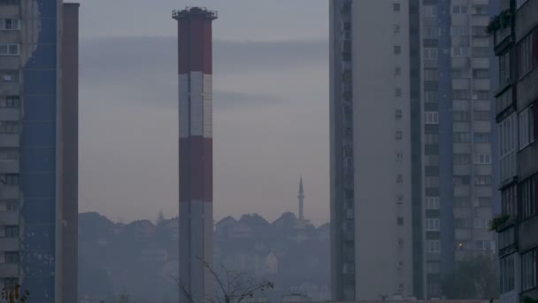Turnul Lângă Clădirile Apartamente — Videoclip de stoc
