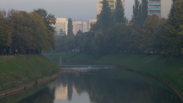 Parque Edificios Orillas Del Río — Vídeos de Stock