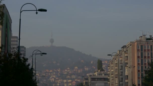 Hum Hill Gezien Vanaf Een Straat — Stockvideo