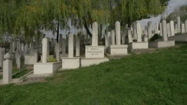 Mezarlıktaki mezar taşları