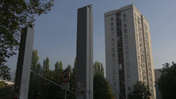 Pilares Cerca Edificio Apartamentos — Vídeos de Stock