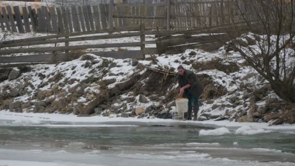 Mujer Llenando Cubos Con Agua Río — Vídeos de Stock