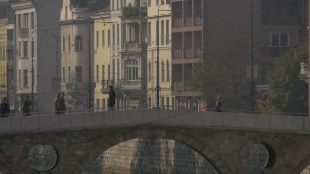 Caminando Por Puente Latino — Vídeos de Stock