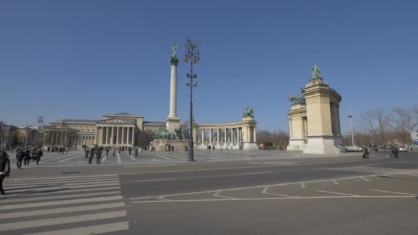 Crosswalk Para Praça Dos Heróis Budapeste — Vídeo de Stock