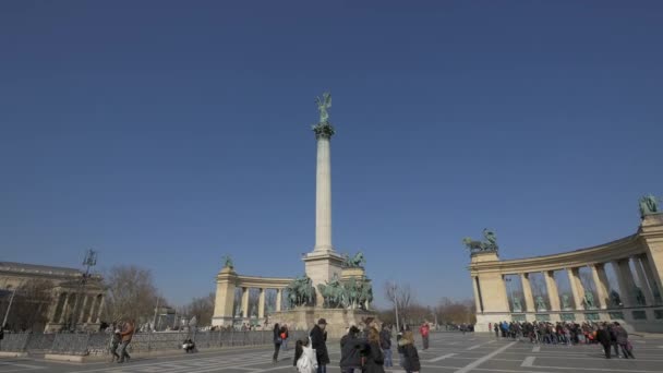 Tourists Millennium Monument Budapest — Stock Video